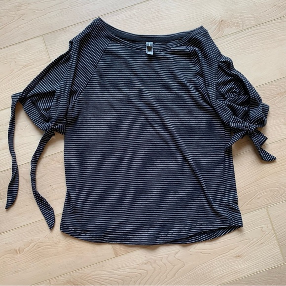 Short sleeve striped top - Picture 5 of 12